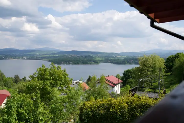 Widok na jezioro - Dom Na Wzgórzu w Tresnej