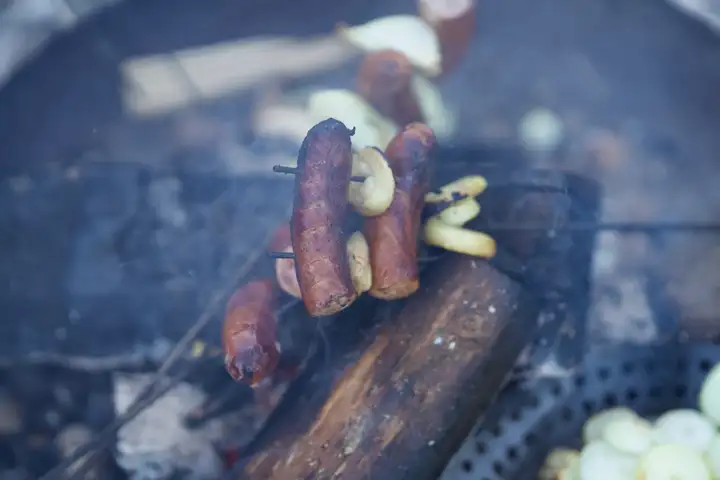 Kiełbasa z cebula na kiju nad paleniskiem - Dom Na Wzgórzu w Tresnej