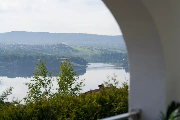 Jezioro z tarasu - Dom Na Wzgórzu w Tresnej